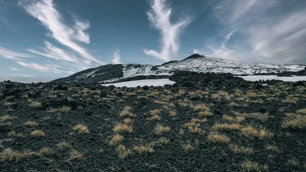 Vacker Utsikt Över Ett Snötäckt Berg Den Vackra Himlen — Stockfoto