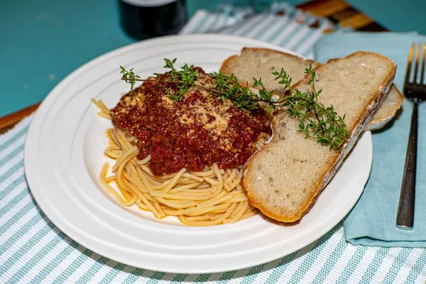 Ένα Πιάτο Ιταλικό Σπαγγέτι Ψωμί Στο Πλάι — Φωτογραφία Αρχείου