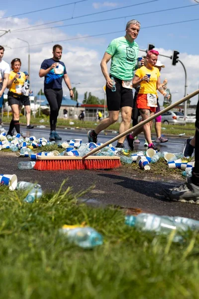 Yaşam Çin Kanatlar Dünya Koşusu Sırasında Yere Atılan Plastik Şişeler — Stok fotoğraf