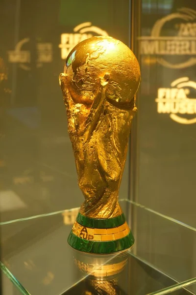 Вертикальний Трофей Кубка Світу Футболу Показаний Натовпу Цюриху Швейцарія — стокове фото