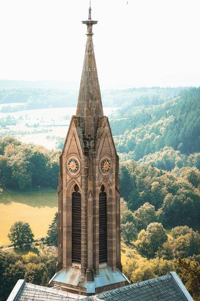 Ein Vertikaler Blick Auf Einen Alten Kirchturm Hintergrund Von Feldern — Stockfoto