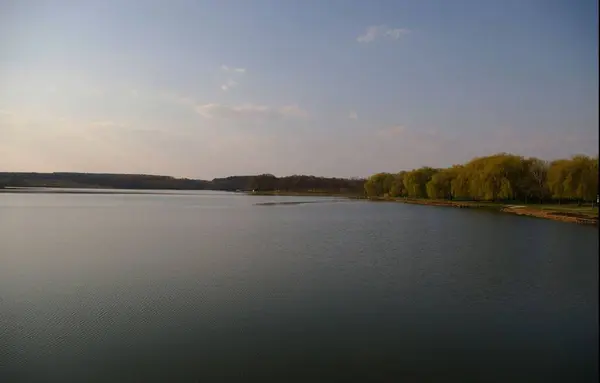 Drone Aéreo Disparado Por Tranquilo Lago Azul Debaixo Céu — Fotografia de Stock