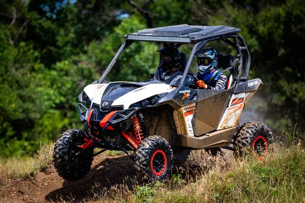 Primer Plano Los Conductores Vehículo Lado Lado Utv Una Pista — Foto de Stock