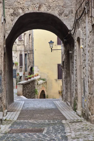 Een Smalle Straat Met Oude Huizen Guarcino Een Dorp Vlakbij — Stockfoto