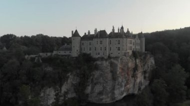 Gotik Diriliş Kalesi 'nin Lesse Nehri' ne bakan bir uçurumdaki havadan görüntüsü.