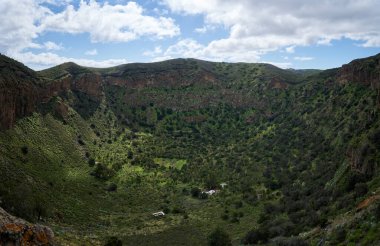 İspanya, Kanarya Adaları 'ndaki Caldera de Bandama' nın yürüyüş manzarası.