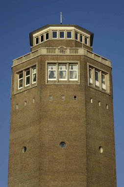 Mavi gökyüzüne karşı bir kulenin dikey görüntüsü, Zandvoort, Kuzey Hollanda, Hollanda