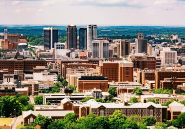 Birmingham şehrindeki binaların gökyüzü bulutlu, İngiltere