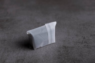 Ulaşım plastiğine sarılı yeni paket. Metalik modern yüzeyde DJI Air 2S 'in daha fazla Combo akıllı uçuş bataryası..