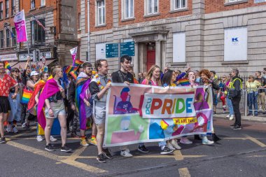 İrlanda, Dublin 'deki Onur Festivali' nde gökkuşağı bayraklarıyla yürüyen bir grup insan
