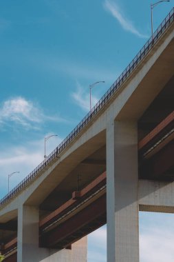 Lizbon, Portekiz 'deki 25. Abril Köprüsü' nün dikey açılı görüntüsü.