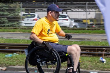 Wings for Life World Run 'da sarı gömlekli engelli bir adam.