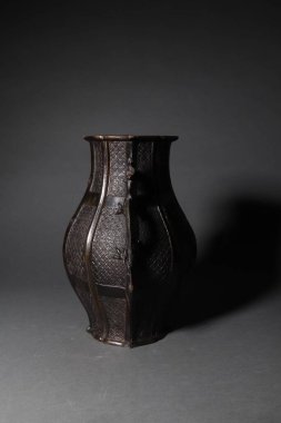 Gri bir arka planda geleneksel Çin dekorasyonunun dikey bir görüntüsü.