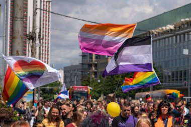 Lezbiyen, gey, biseksüel, transseksüel ve interseksüel ayrımcılığa karşı renkli gökkuşağı renkleriyle CSD gösterisi