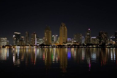Aydınlatılmış Coronado şehrinin nefes kesici gece manzarası, ABD