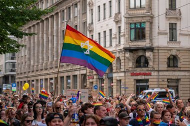 Lezbiyen, gey, biseksüel, transseksüel ve interseksüel ayrımcılığa karşı renkli gökkuşağı renkleriyle CSD gösterisi