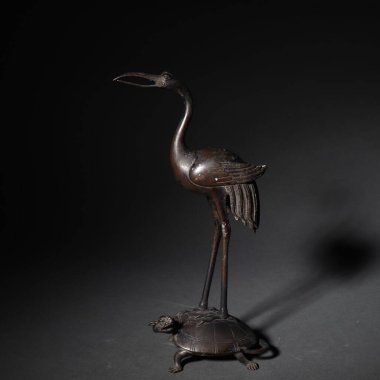 Eski bir Çin bronz kuş heykelinin yakın çekimi.