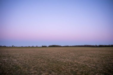 Tarlada güzel bir gün batımı