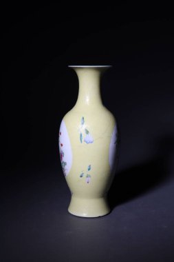 Geleneksel boyalı bir Çin vazosunun dikey karesi.