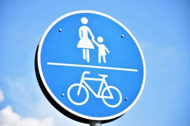 Mavi gökyüzü arkaplanına karşı bir yol işaretinin alçak açısı