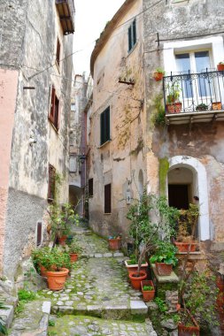 Güneşli bir günde Monte San Biagio 'daki eski dar bir caddenin dikey görüntüsü.