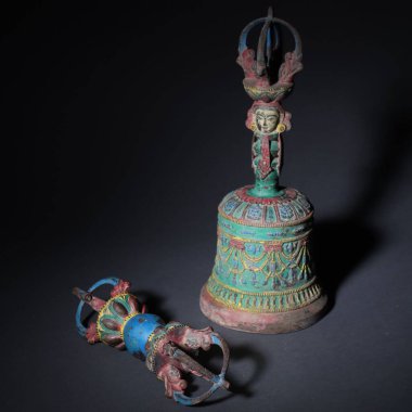 Gri bir arka planda geleneksel Çin dekorasyonunun dikey bir görüntüsü.