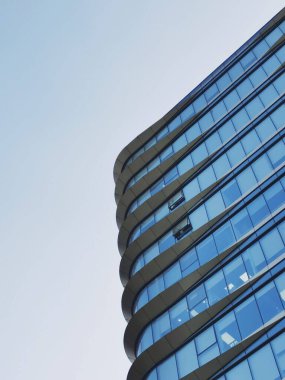 Modern iş merkezi cephesinin düşük açılı mavi cam pencereli, dikey