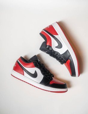 Alçak siyah beyaz Ürdün 1 'in beyaz zemin üzerindeki smacı