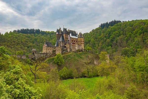 Una Splendida Vista Sul Castello Eltz Circondato Alberi Verdi — Foto Stock