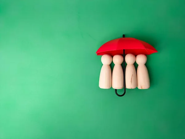 Ett Rött Paraply Med Peg Dockor Isolerade Grön Bakgrund — Stockfoto