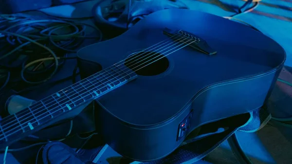Zbliżenie Gitary Pokoju Niebieskim Oświetleniem — Zdjęcie stockowe