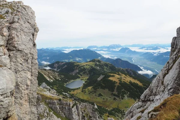 Groene Rofan Bergen Bedekt Met Bossen Een Bergketen Een Achtergrond — Stockfoto