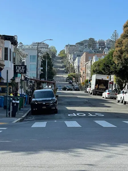 車でサンフランシスコの街並みや丘の垂直ショット — ストック写真
