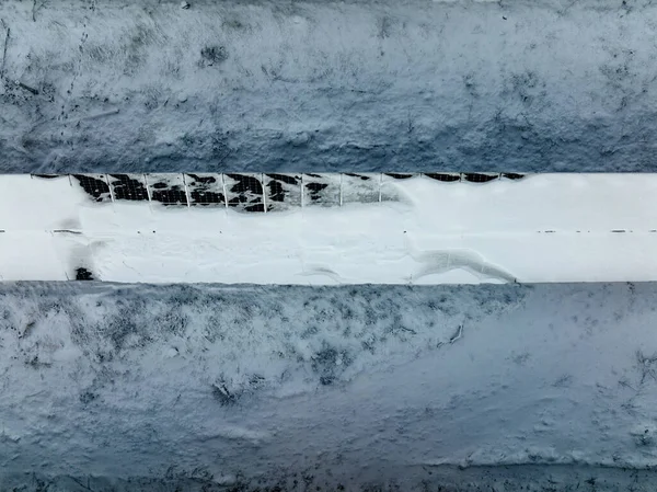 Αεροφωτογραφία Γύρω Από Ένα Σημείο Χωρίς Χιόνι Χιονισμένα Ηλιακά Κύτταρα — Φωτογραφία Αρχείου