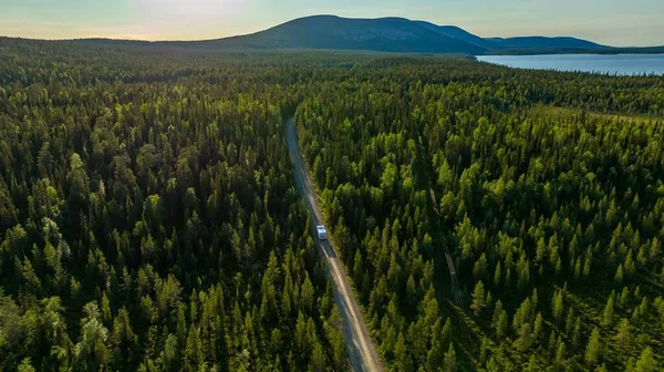 Vista Aérea Seguindo Uma Van Camper Lago Pallasjarvi Dirigindo Direção — Fotografia de Stock