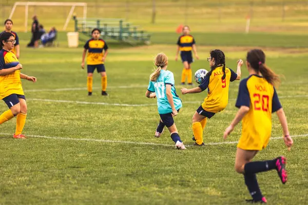Unga Flickorna Spelar Fotboll Youth Soccer Game — Stockfoto