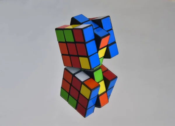 Eine Nahaufnahme Eines Rubik Cube Auf Verspiegelter Oberfläche — Stockfoto