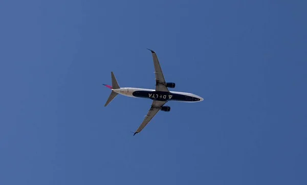 Letadlo Delta Airlines Letící Nad Námi Před Přistáním — Stock fotografie