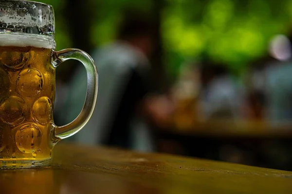 Primer Plano Vaso Cerveza Fría Borrón — Foto de Stock