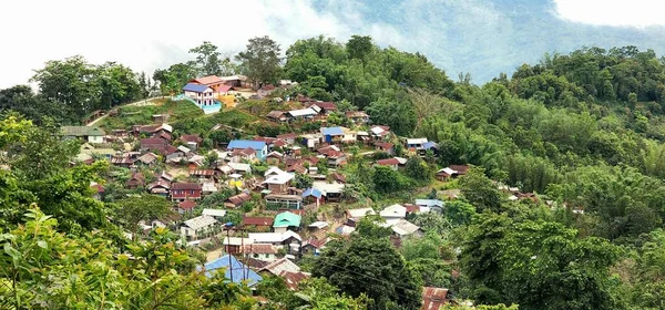 緑の山の中の小さな村 — ストック写真
