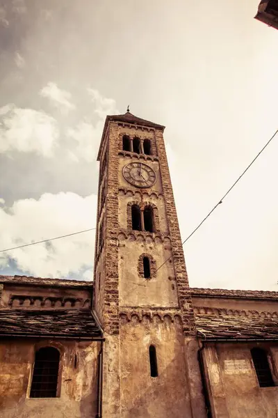 Old Clock Tower Building Bright Cloudy Sky — Stock Photo, Image