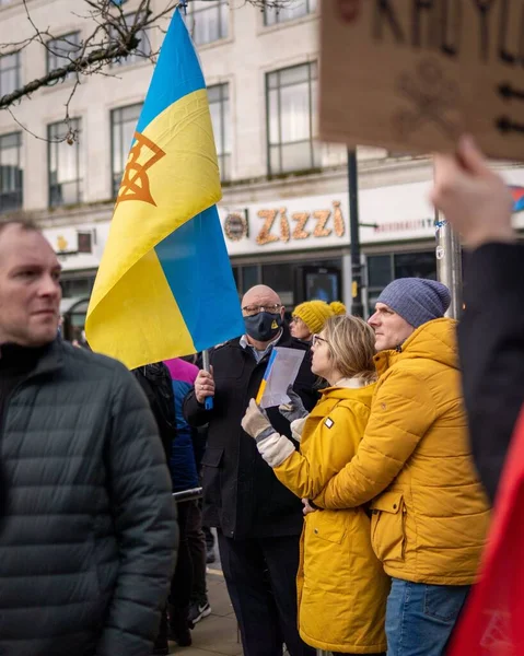 Lidé Protestující Proti Válce Vlajkami Ukrajiny Manchesteru — Stock fotografie