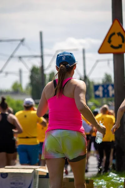 波兰Wlelkopolska波兹南的 生命之翼 世界跑步比赛中 一名女子从背后被拍到的照片 — 图库照片