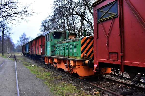 Velho Trem Industrial Com Vagões Coloridos Trilhos — Fotografia de Stock