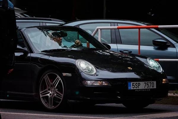 Een Oude Man Een Zwarte Glanzende Porsche 911 Carrera Praag — Stockfoto