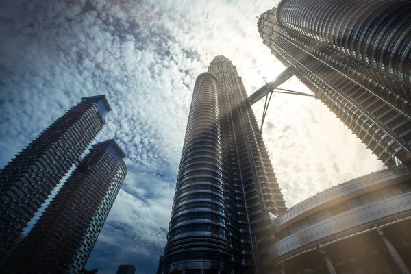 Niski Kąt Wgląd Petronas Twin Towers Pod Zachmurzonym Niebem — Zdjęcie stockowe