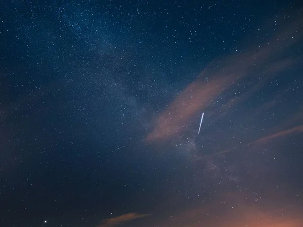 Pohled Nízkého Úhlu Padající Hvězdu Noční Obloze — Stock fotografie