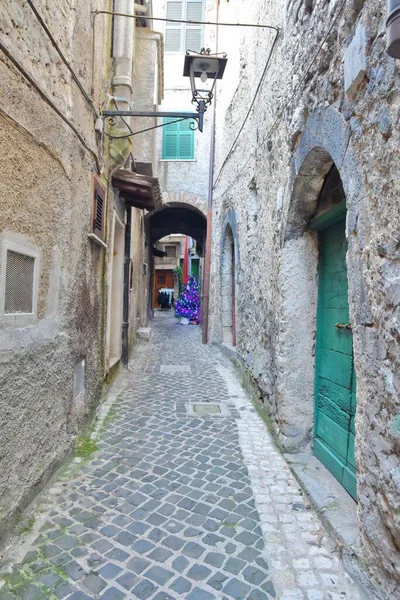 イタリア ローマの近くの村Guarcinoに古い家がある狭い通り — ストック写真