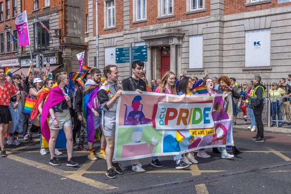 Группа Людей Идущих Радужными Флагами Фестивале Pride Дублине Ирландия — стоковое фото