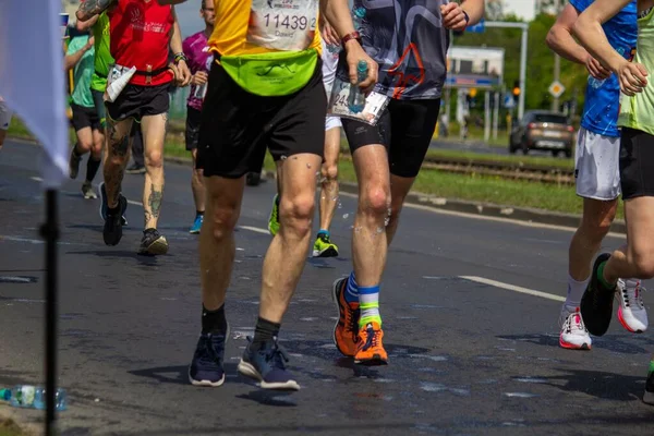 2022年于波兰波兹南举行的 生命之翼 世界赛跑的参加者的腿 — 图库照片